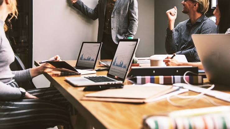 How Smart Gadgets Enhance Office Productivity Systems Easily Today
