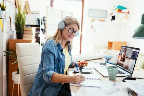 How Smart Gadgets Enhance Office Productivity Systems Easily