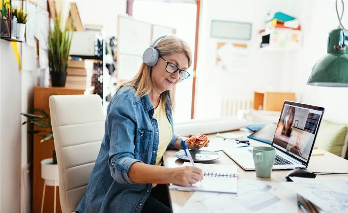 How Smart Gadgets Enhance Office Productivity Systems Easily